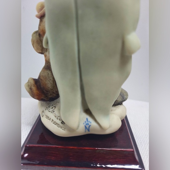 Giuseppe Armani Vintage Little Clown
Boy with Dog 8" Porcelain Figurine - Picture 9 of 9